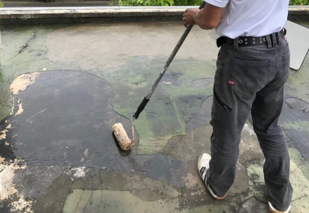 陸屋根防水工事　プライマー塗布