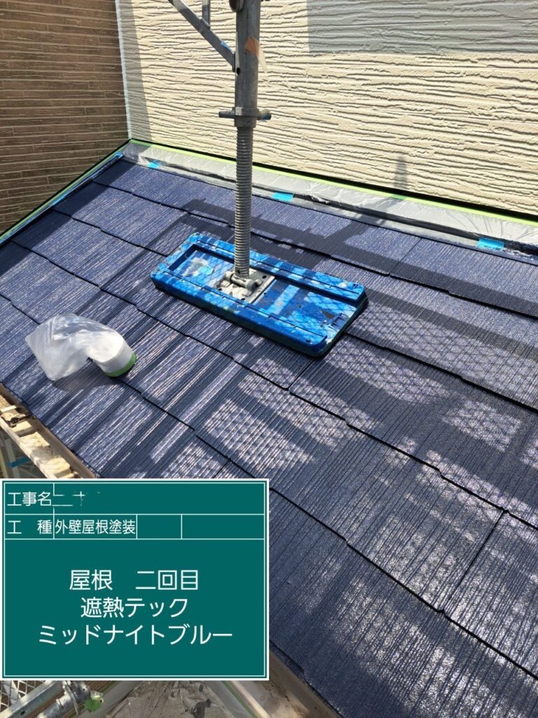 屋根外壁塗装工事　屋根中塗りシャネツテック