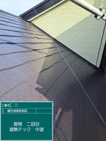 屋根外壁塗装工事　屋根中塗りシャネツテック
