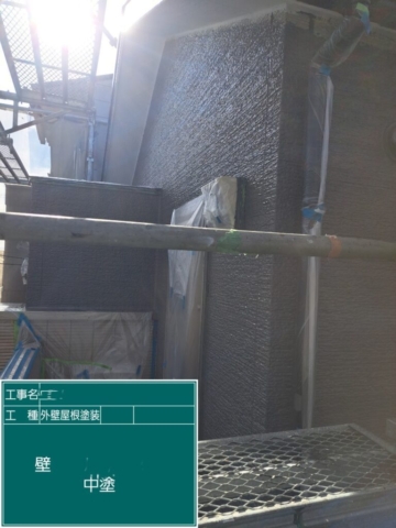 屋根外壁塗装工事　外壁中塗り