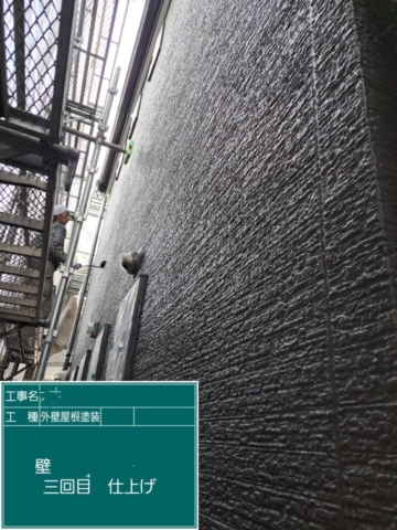 屋根外壁塗装工事　外壁上塗り