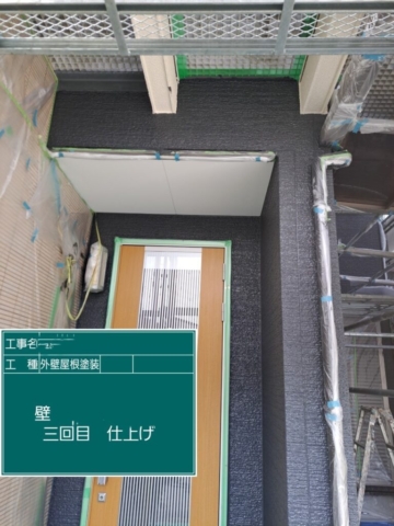 屋根外壁塗装工事　外壁上塗り