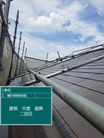 屋根外壁塗装工事　屋根中塗りシャネツテック
