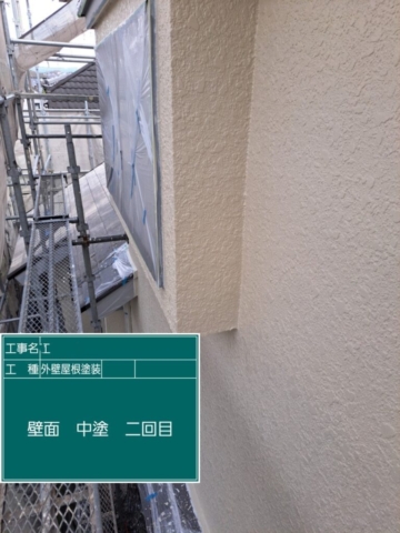 屋根外壁塗装工事　外壁中塗り