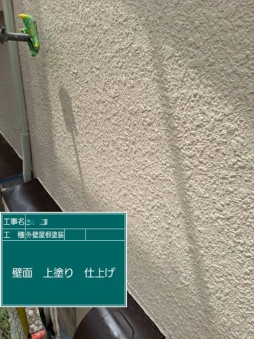 屋根外壁塗装工事　外壁上塗り