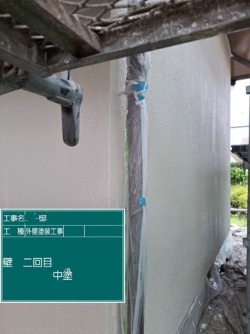 大阪府摂津市　外壁塗装工事　外壁中塗り