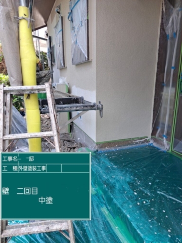 大阪府摂津市　外壁塗装工事　外壁中塗り
