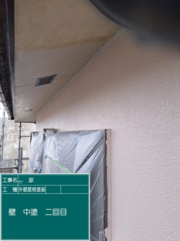 大阪府茨木市　屋根外壁塗装工事　外壁中塗り