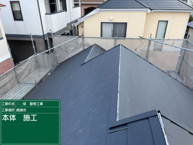 大阪府高槻市　屋根重ね葺き工事（カバー工法）福泉工業シルキーG2金属瓦本体施工