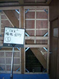 大阪府茨木市　耐震補強工事　横桟金物施工