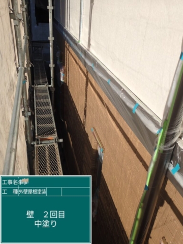 大阪府三島郡島本町　屋根外壁塗装工事　外壁中塗り