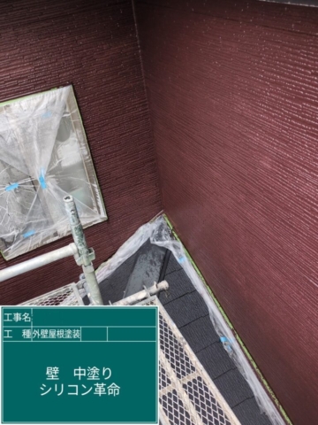 京都府長岡京市　屋根外壁塗装工事　外壁中塗り　アステックペイント　シリコンREVO