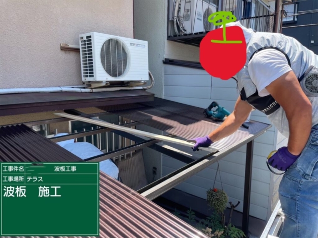 大阪府枚方市　テラス波板張り替え工事　波板施工