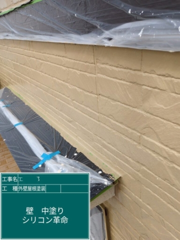 大阪府箕面市　屋根外壁塗装工事　外壁中塗り　アステックペイント　シリコンREVO