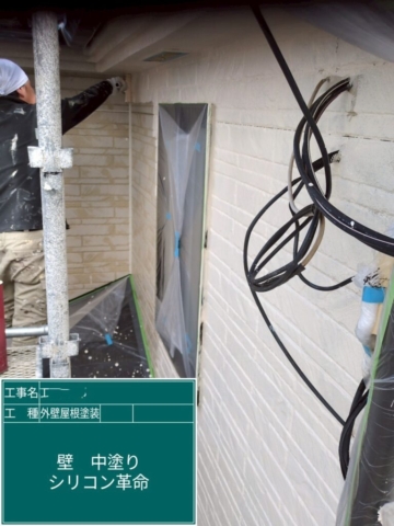 大阪府箕面市　屋根外壁塗装工事　外壁中塗り　アステックペイント　シリコンREVO