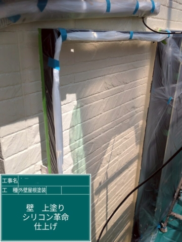 大阪府箕面市　屋根外壁塗装工事　外壁上塗り　アステックペイント　シリコンREVO