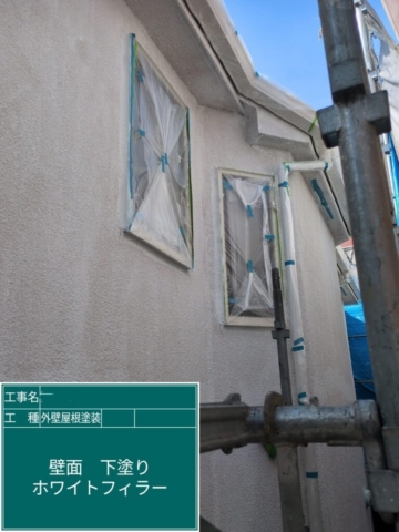 大阪府寝屋川市　屋根外壁塗装工事　外壁下塗り　アステックペイント　ホワイトフィラーAⅡ