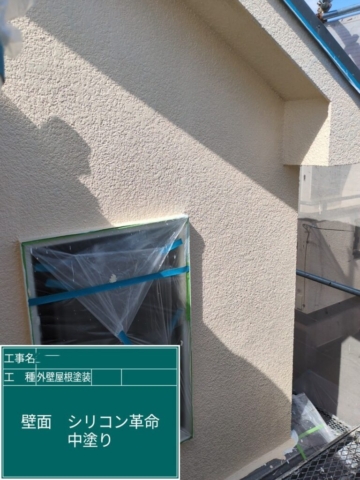 大阪府寝屋川市　屋根外壁塗装工事　外壁中塗り　アステックペイント　シリコンREVO