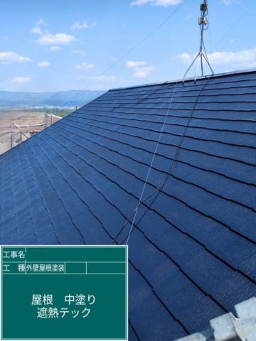 京都府長岡京市　屋根外壁塗装工事　屋根中塗り　シャネツテックⅡ