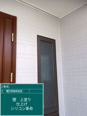 京都府長岡京市　屋根外壁塗装工事　外壁上塗り　アステックペイント　シリコンREVO