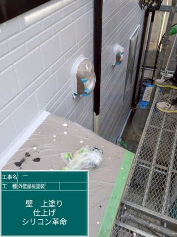 京都府長岡京市　屋根外壁塗装工事　外壁上塗り　アステックペイント　シリコンREVO