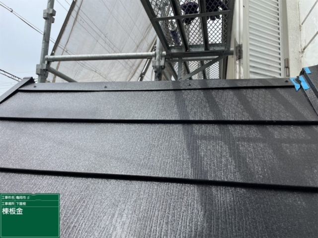 京都府亀岡市　屋根重ね葺き工事（カバー工法）下屋棟板金施工