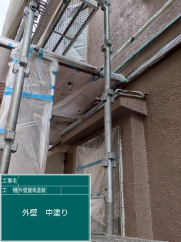 大阪府東大阪市　屋根外壁塗装工事　外壁中塗り