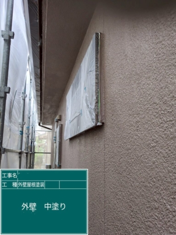 大阪府東大阪市　屋根外壁塗装工事　外壁中塗り