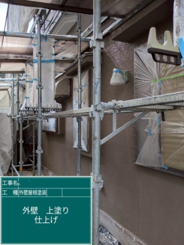 大阪府東大阪市　屋根外壁塗装工事　外壁上塗り