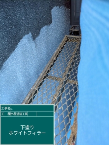 京都府向日市　外壁塗装工事　外壁下塗り アステックペイント　ホワイトフィラー