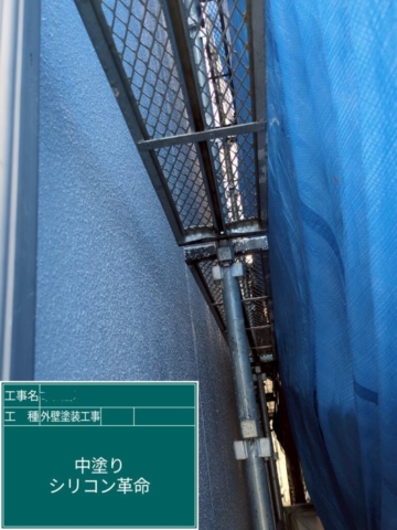 京都府向日市　外壁塗装工事　外壁中塗り　アステックペイント　シリコンREVO