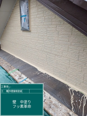 大阪府高槻市　屋根外壁塗装工事　外壁中塗り　アステックペイント　フッ素REVO