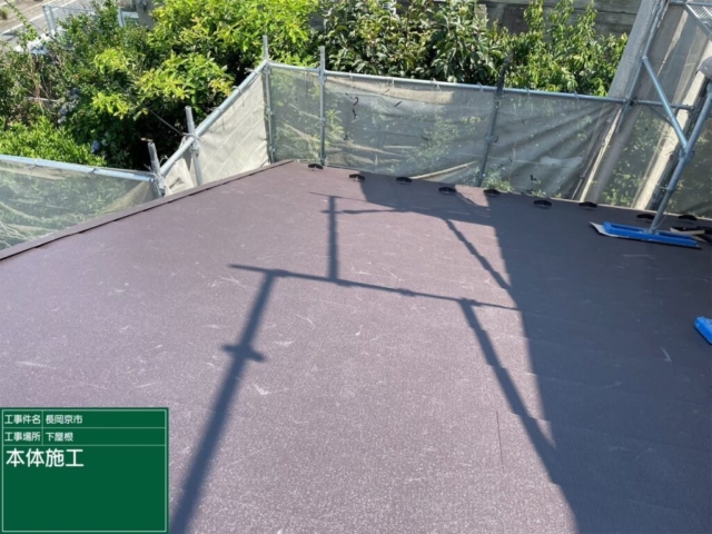 京都府長岡京市　屋根葺き替え工事　福泉工業シルキーG2　金属瓦本体