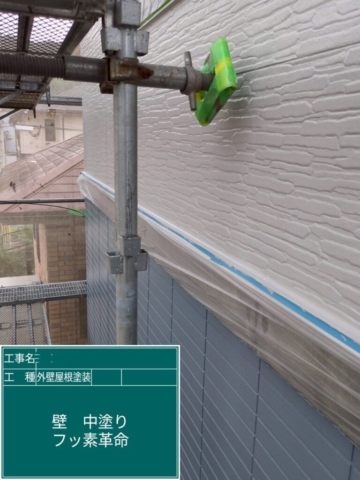 京都府乙訓郡大山崎町　屋根外壁塗装工事　外壁中塗り　アステックペイント　フッ素REVO