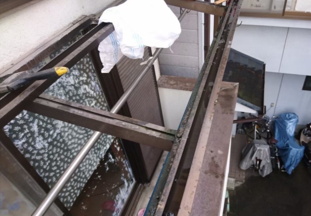 大阪府高槻市　波板張り替え工事　清掃