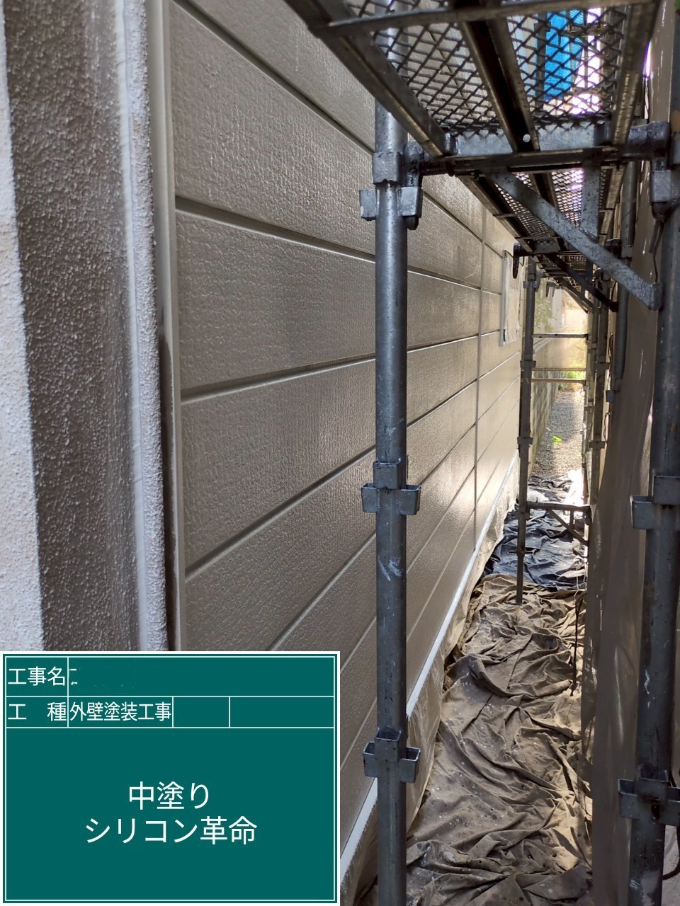 大阪府高槻市　外壁塗装工事　外壁中塗り　アステックペイント　シリコンREVO