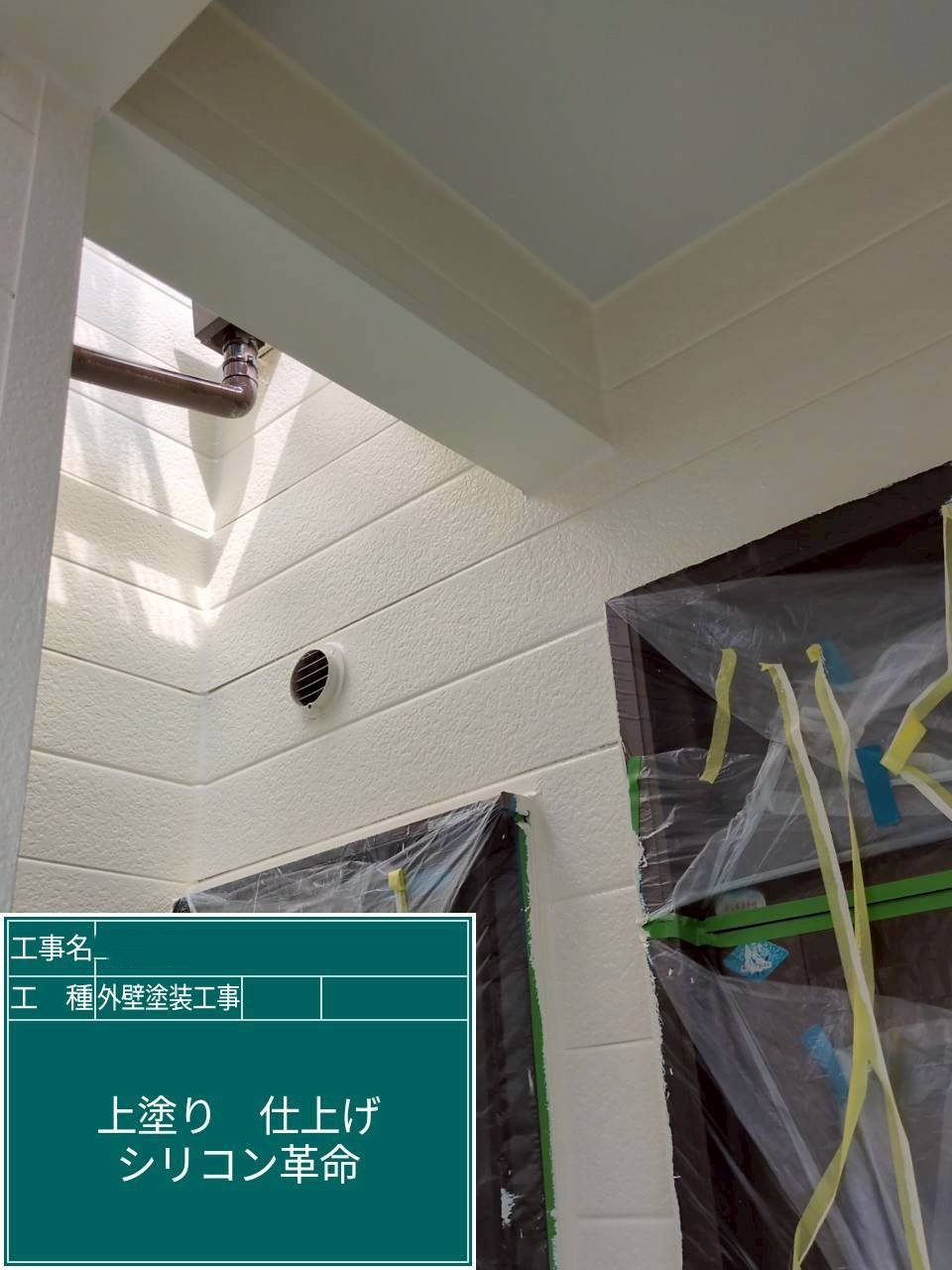 大阪府吹田市　外壁塗装工事　外壁上塗り　アステックペイント　シリコンREVO