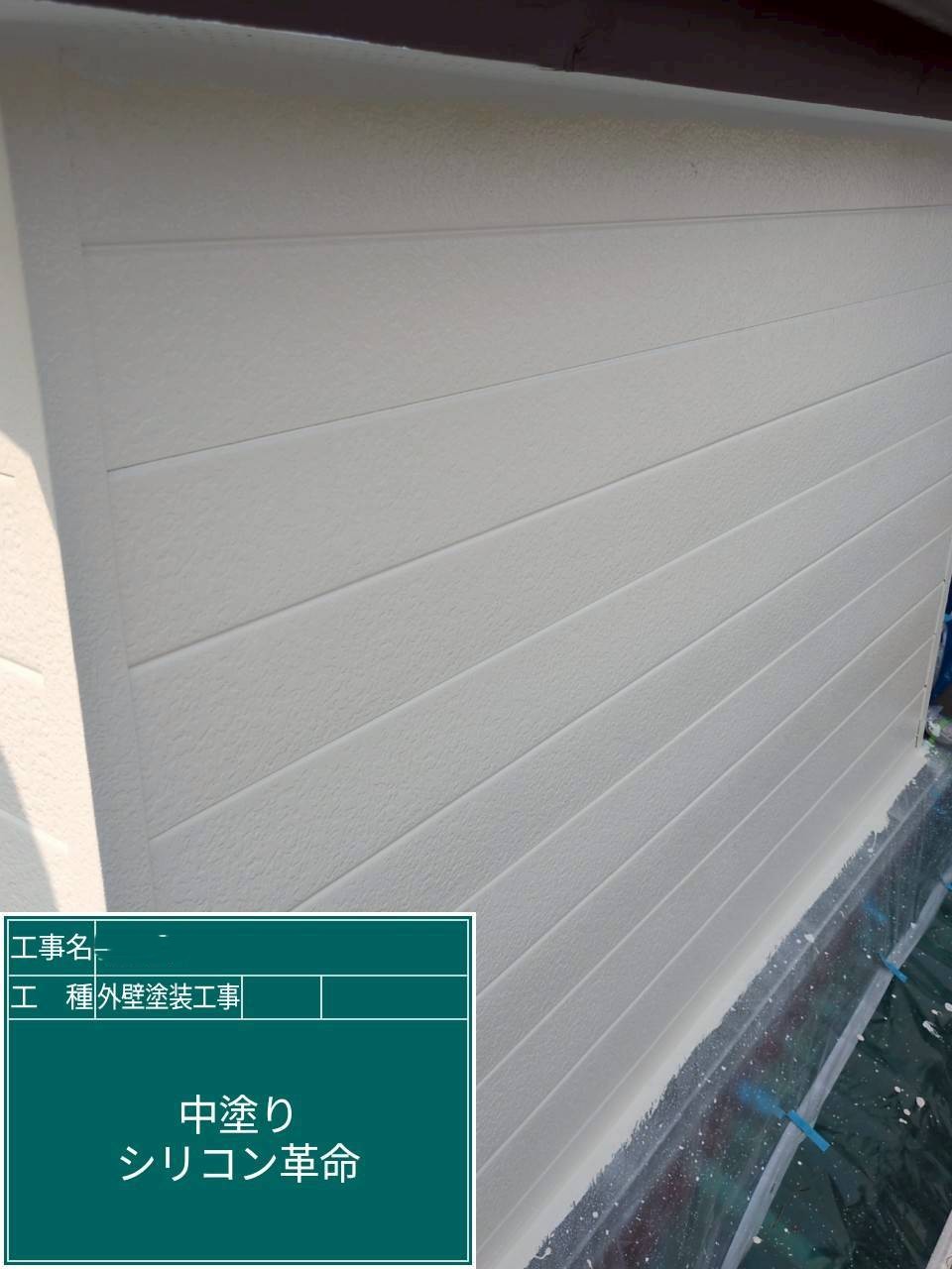 外壁塗装工事　外壁中塗り　アステックペイント　シリコンREVO