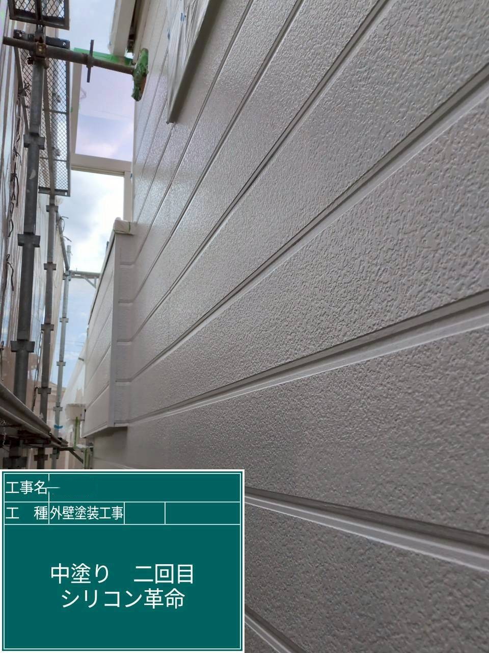 京都府長岡京市　外壁塗装工事　外壁中塗り　アステックペイント　シリコンREVO