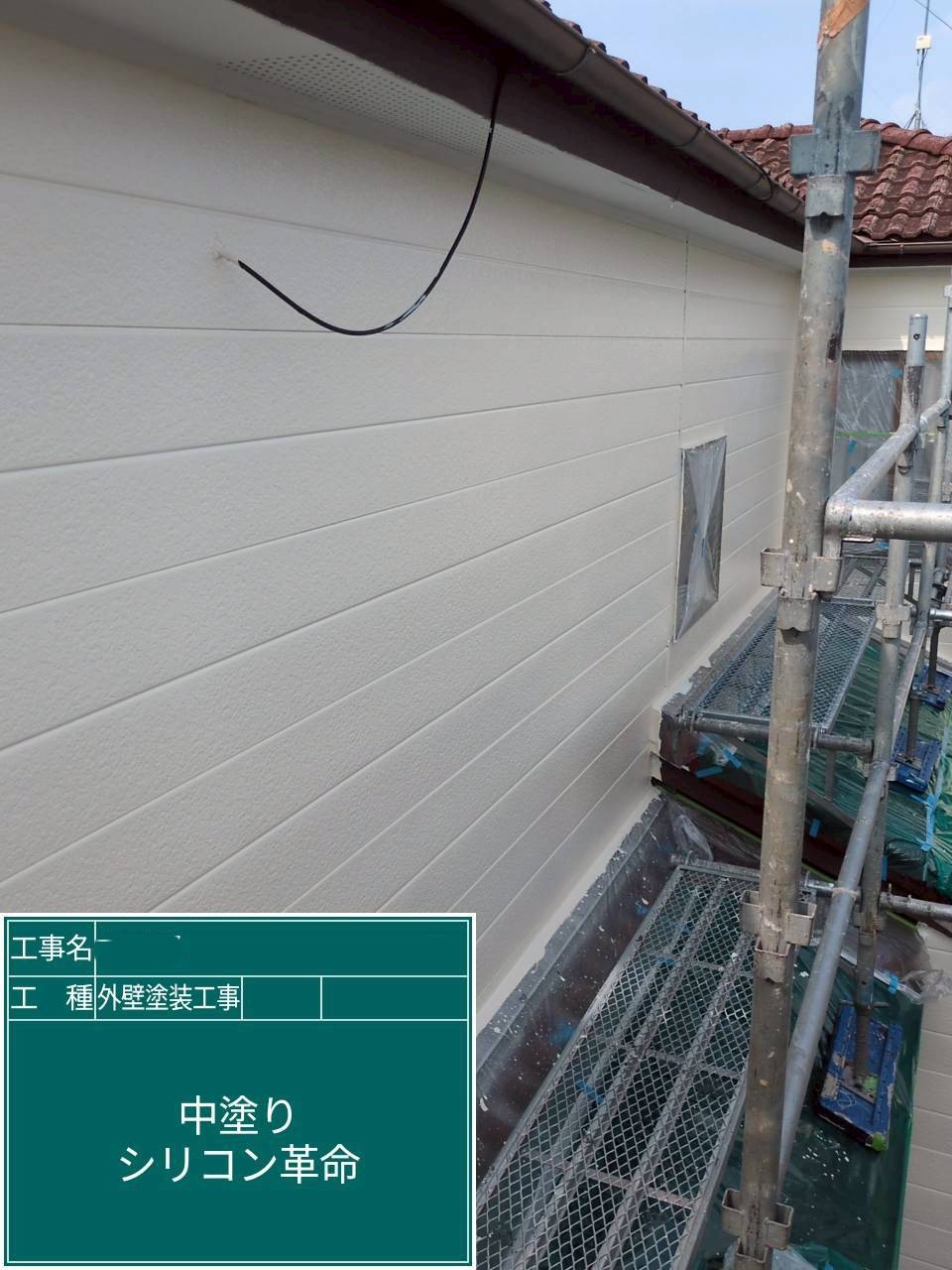 大阪府吹田市　外壁塗装工事　外壁中塗り　アステックペイント　シリコンREVO