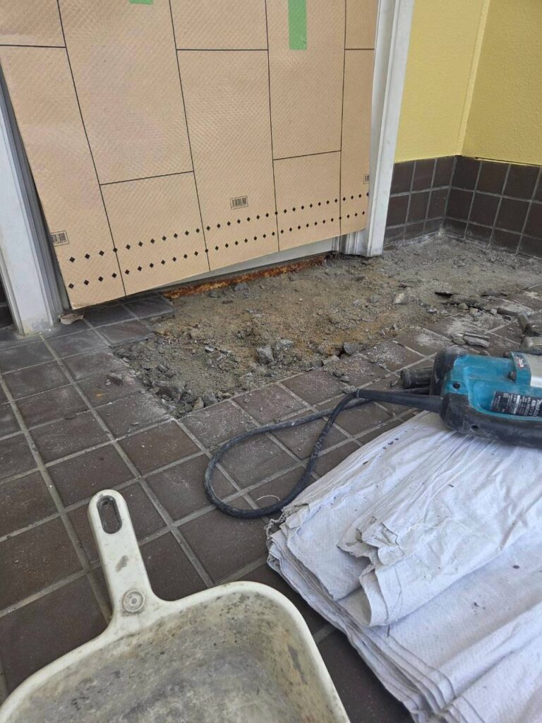 大阪府枚方市　タイル張り替え工事　既存タイル解体