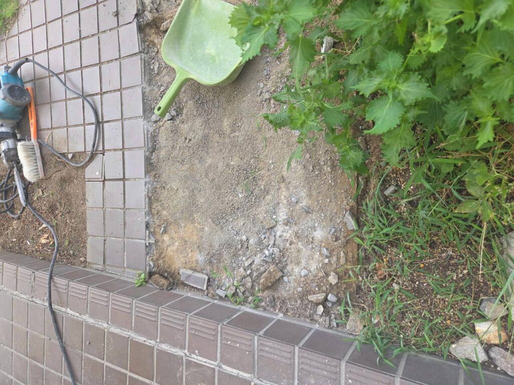 タイル張り替え工事　既存タイル解体