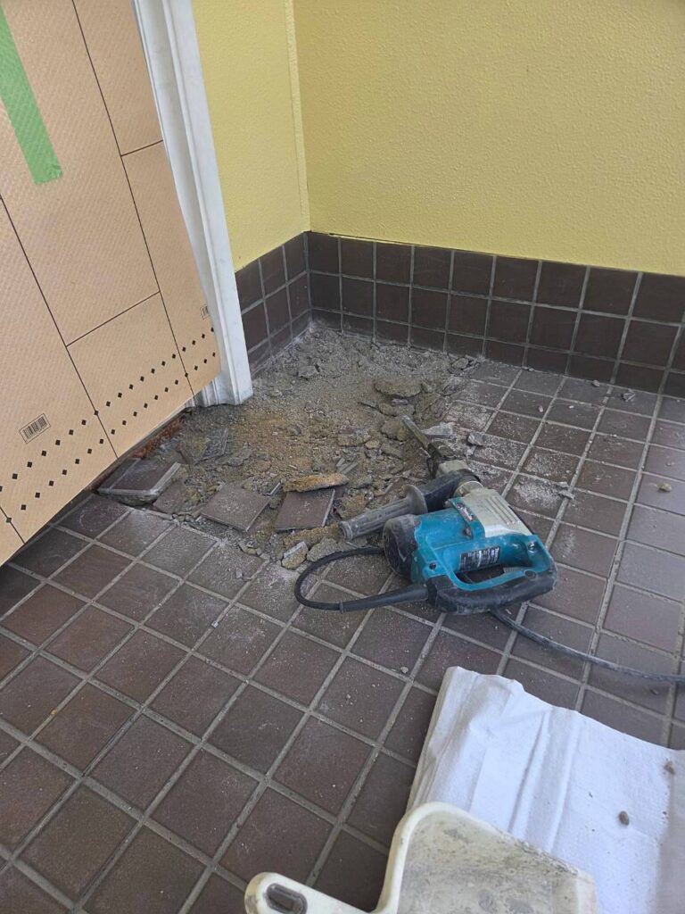 大阪府枚方市　タイル張り替え工事　既存タイル解体