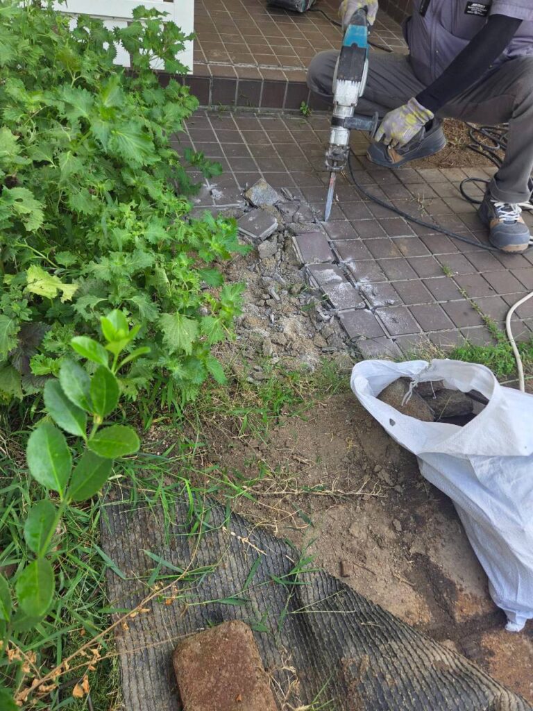 タイル張り替え工事　既存タイル解体