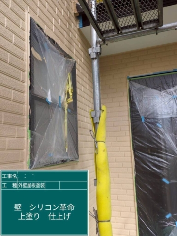 大阪府茨木市　屋根外壁塗装工事　外壁上塗り　アステックペイント　シリコンREVO