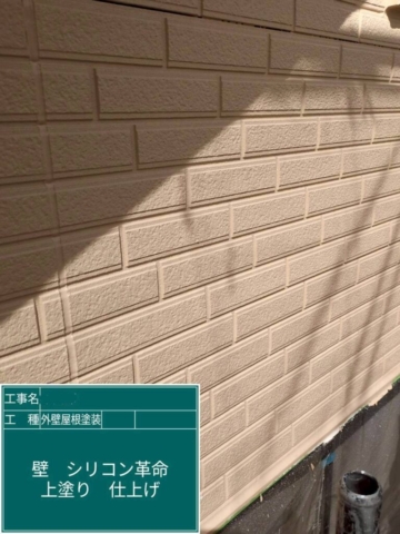大阪府茨木市　屋根外壁塗装工事　外壁上塗り　アステックペイント　シリコンREVO